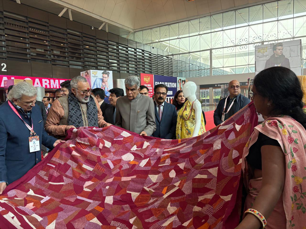 भारतीय वस्त्रोद्योग क्षेत्राची उलाढाल गेल्या दशकभरात १६ लाख कोटी रुपयांवर