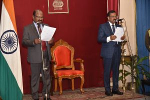 রাজ্যপাল সি ভি আনন্দ বোস আজ রাজ্যের লোকায়ুক্ত হিসেবে অবসরপ্রাপ্ত বিচারপতি রবীন্দ্রনাথ সামন্তকে শপথ বাক্য পাঠ করান।