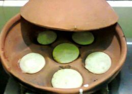 তিন দিনব্যাপী পৌষ উৎসবের আজ মকর সংক্রান্তি। কৃষি প্রধান বাংলার গ্রামে গ্রামে নতুন চাল ও নলেন গুড় এই পার্বণের মূল প্রেক্ষাপট।