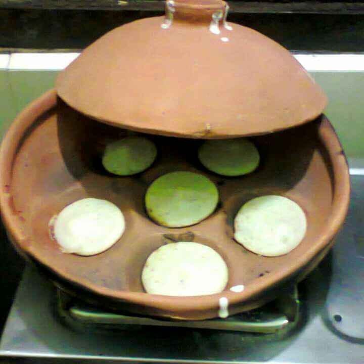 তিন দিনব্যাপী পৌষ উৎসবের আজ মকর সংক্রান্তি। কৃষি প্রধান বাংলার গ্রামে গ্রামে নতুন চাল ও নলেন গুড় এই পার্বণের মূল প্রেক্ষাপট।