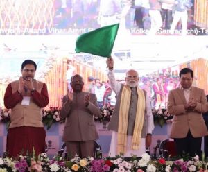 प्रधानमंत्री नरेन्द्र मोदी ने पश्चिम बंगाल में 830 करोड़ रुपये की विकास परियोजनाओं का उद्घाटन किया; 3 अमृत भारत एक्सप्रेस ट्रेनों को भी झंडी दिखाई