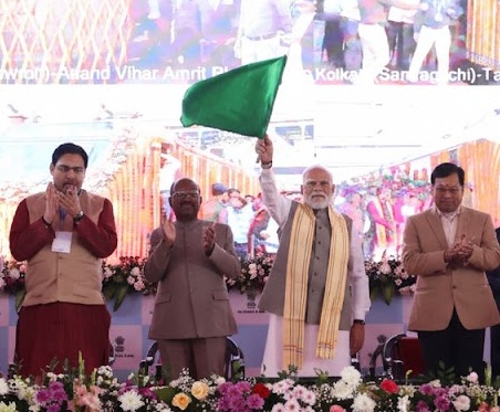 प्रधानमंत्री नरेन्द्र मोदी ने पश्चिम बंगाल में 830 करोड़ रुपये की विकास परियोजनाओं का उद्घाटन किया; 3 अमृत भारत एक्सप्रेस ट्रेनों को भी झंडी दिखाई