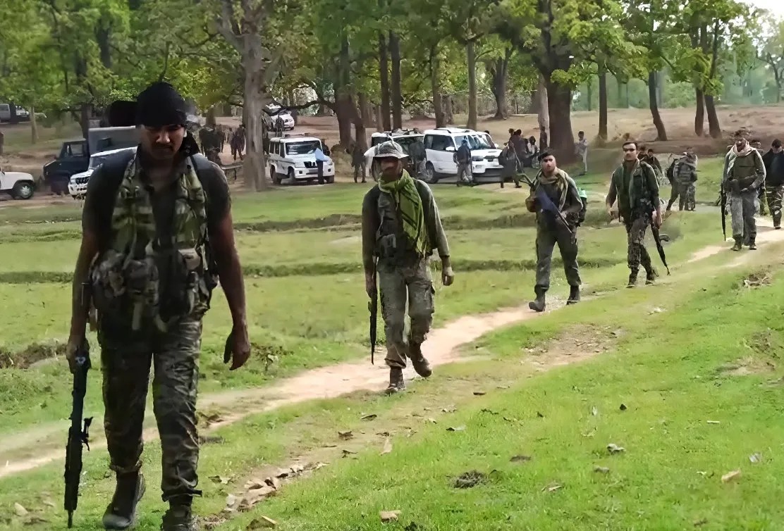 ছত্তীশগড় জিলাৰ বিজাপুৰত নিৰাপত্তা বাহিনীৰে হোৱা সংঘৰ্ষত ৪ গৰাকী মহিলা কেডাৰকে ধৰি ৬ জন মাওবাদীৰ মৃত্যু