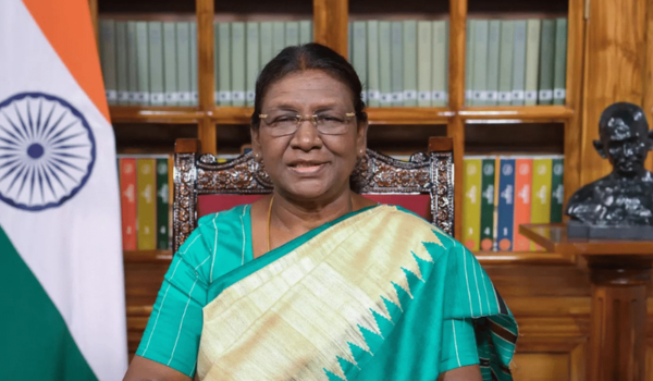 রাষ্ট্রপতি দ্রৌপদী মুর্মু, উপরাষ্ট্রপতি সি পি রাধাকৃষ্ণান এবং প্রধানমন্ত্রী নরেন্দ্র মোদী সকলকে ইংরেজি নববর্ষের শুভেচ্ছা জানিয়েছেন। 