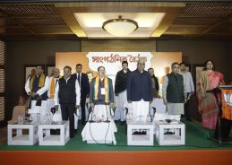 মমতা ব্যানার্জির সরকারের শাসনকালে দুর্নীতি, হিংসা,তোষণ এবং অপশাসন পশ্চিমবঙ্গ কে ধ্বংসের দিকে ঠেলে দিয়েছে বলে বিজেপি অভিযোগ করেছে।