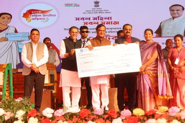 পলাশবাৰী আৰু কমলপুৰৰ আত্মসহায়ক গোটৰ সদস্যাসকলৰ মাজত ১০ হাজাৰ টকাকৈ চেক বিতৰণ