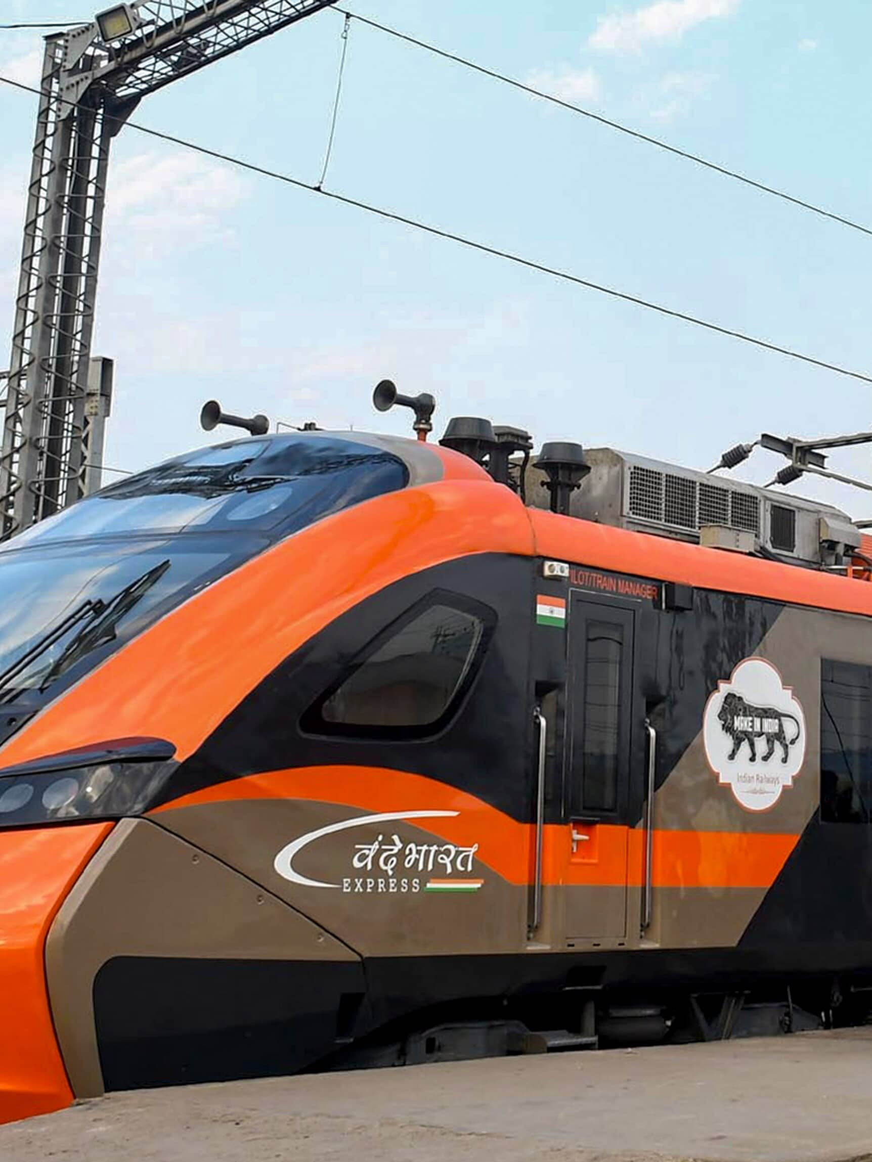 দেশৰ প্ৰথমখন বন্দে ভাৰত শ্লীপাৰ ৰে’লগাড়ী যাত্ৰাৰ শুভাৰম্ভ