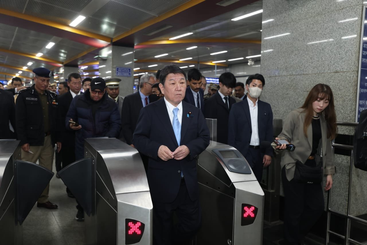 जापान के विदेश मंत्री तोशिमित्सु मोटेगी ने दिल्ली मेट्रो में यात्रा की