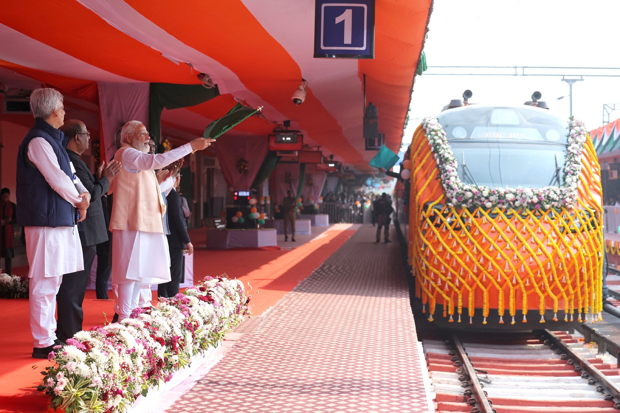 प्रधानमंत्री मोदी ने मालदा में 3,250 करोड़ रुपये से अधिक की विकास परियोजनाओं का उद्घाटन और शिलान्यास किया