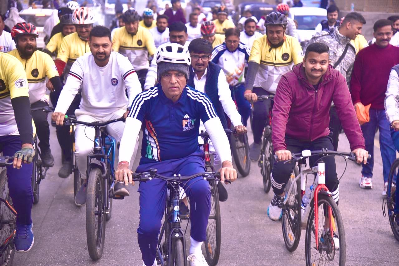 કેન્દ્રિય મંત્રી મનસુખ માંડવિયા આજે રાજકોટના ગોંડલમાં સંડે ઓન સાઇકલ કાર્યક્રમમાં જોડાયા હતા.