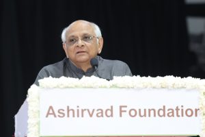 અમદાવાદમાં ધરતીરત્ન એવોર્ડ એનાયત કરતાં મુખ્યમંત્રીએ સમાજના કલ્યાણ માટે કાર્ય કરવા આહ્વાન કર્યુ.