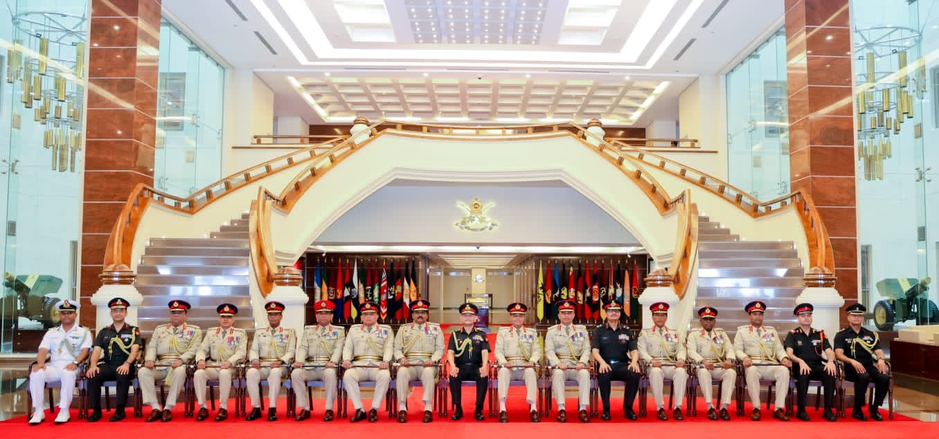 सेना प्रमुख जनरल उपेंद्र द्विवेदी ने श्रीलंका की यात्रा के पहले दिन उच्च स्तरीय वार्ता की