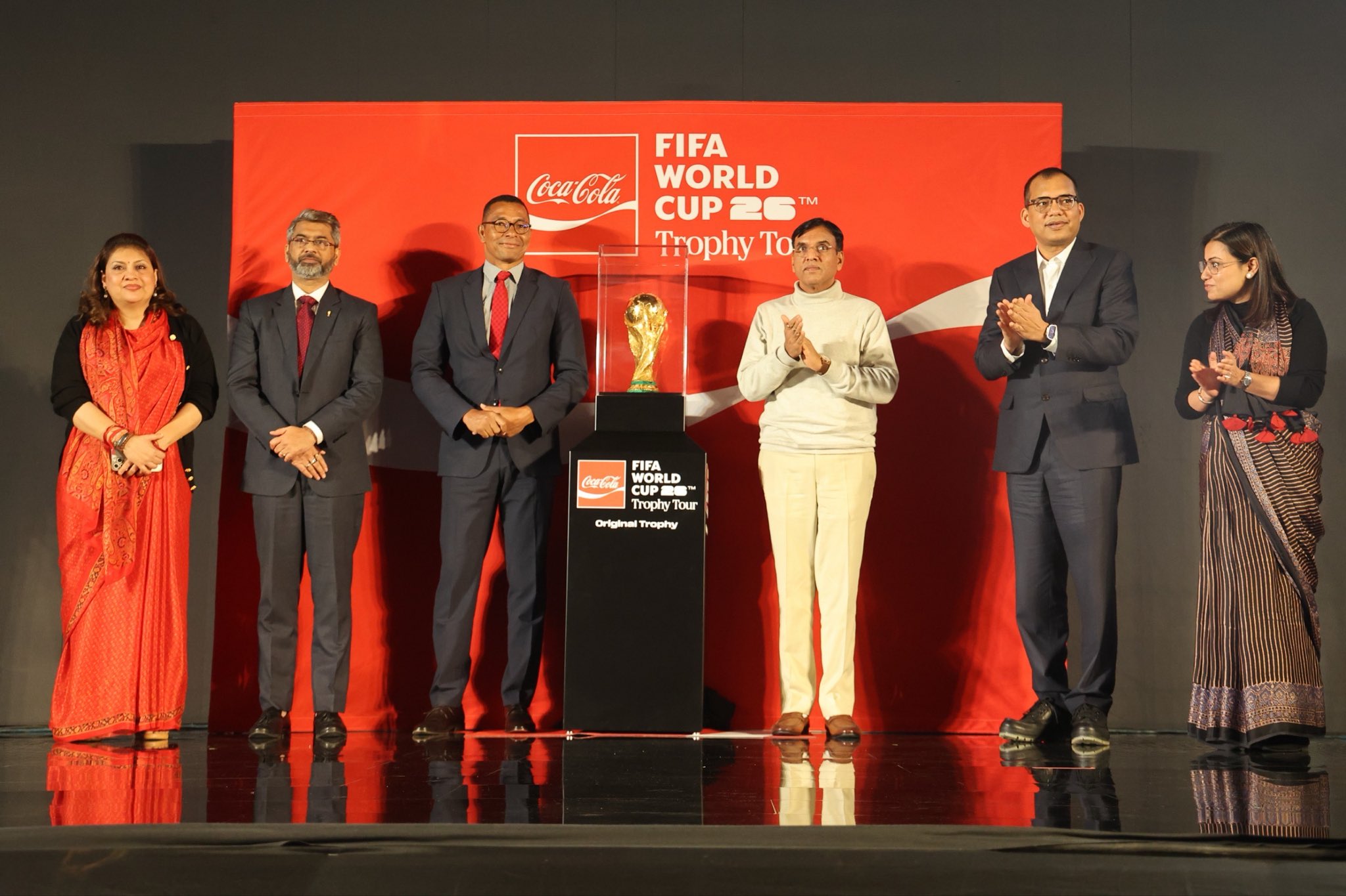 खेल मंत्री मनसुख मांडविया ने ब्राजील के पूर्व फुटबॉलर गिल्बर्टो डिसिल्वा के साथ फीफा विश्व कप 2026 ट्रॉफी का अनावरण किया
