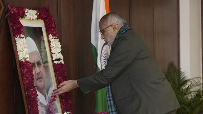 ઉપરાષ્ટ્રપતિ સી.પી. રાધાકૃષ્ણને પૂર્વ પ્રધાનમંત્રી લાલ બહાદુર શાસ્ત્રીને તેમની પુણ્યતિથિ પર ઉપરાષ્ટ્રપતિ એન્ક્લેવ ખાતે પુષ્પાંજલિ અર્પણ કરી