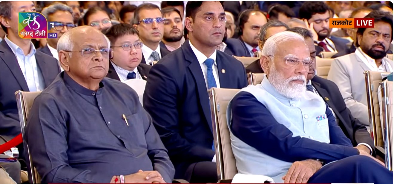 પ્રધાનમંત્રી નરેન્દ્ર મોદીએ રાજકોટમાં મારવાડી યુનિવર્સિટી ખાતે કચ્છ અને સૌરાષ્ટ્ર પ્રદેશો માટે વાઇબ્રન્ટ ગુજરાત પ્રાદેશિક પરિષદમાં યોજાયેલા પ્રદર્શનનું ઉદ્ઘાટન કરી પ્રદર્શન નિહાળ્યું