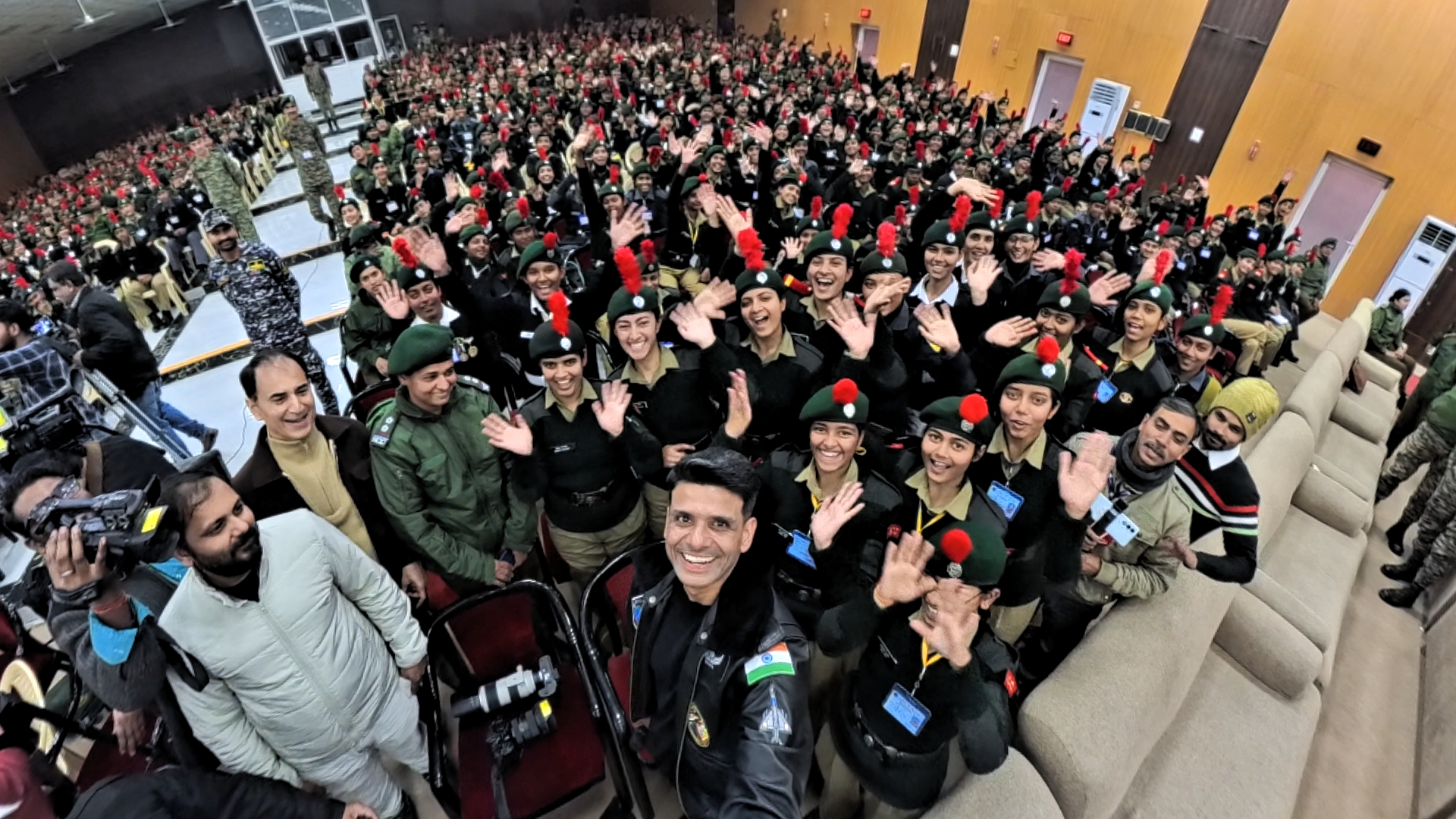 दिल्ली: ग्रुप कैप्टन शुभांशु शुक्ला ने एनसीसी गणतंत्र दिवस परेड कैंप का दौरा किया