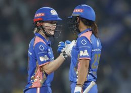 নভি মুম্বাইয়ের ডঃ ডি ওয়াই পাটিল স্পোর্টস একাডেমিতে মহিলাদের প্রিমিয়ার লিগ ক্রিকেটে গত রাতে মুম্বাই ইন্ডিয়ান্স সাত উইকেটে গুজরাট জায়ান্টসকে হারিয়ে দিয়েছে