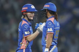 নভি মুম্বাইয়ের ডঃ ডি ওয়াই পাটিল স্পোর্টস একাডেমিতে মহিলাদের প্রিমিয়ার লিগ ক্রিকেটে গত রাতে মুম্বাই ইন্ডিয়ান্স সাত উইকেটে গুজরাট জায়ান্টসকে হারিয়ে দিয়েছে