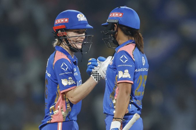 নভি মুম্বাইয়ের ডঃ ডি ওয়াই পাটিল স্পোর্টস একাডেমিতে মহিলাদের প্রিমিয়ার লিগ ক্রিকেটে গত রাতে মুম্বাই ইন্ডিয়ান্স সাত উইকেটে গুজরাট জায়ান্টসকে হারিয়ে দিয়েছে