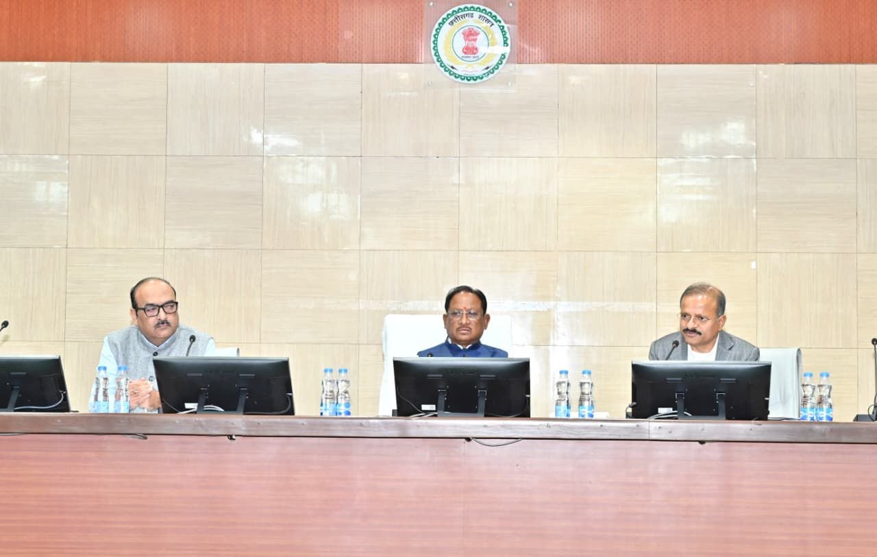 छत्तीसगढ़: बस्तर मंडल के व्यापक विकास पर उच्च स्तरीय समीक्षा बैठक रायपुर में मुख्यमंत्री विष्णु देव साई की अध्यक्षता में आयोजित