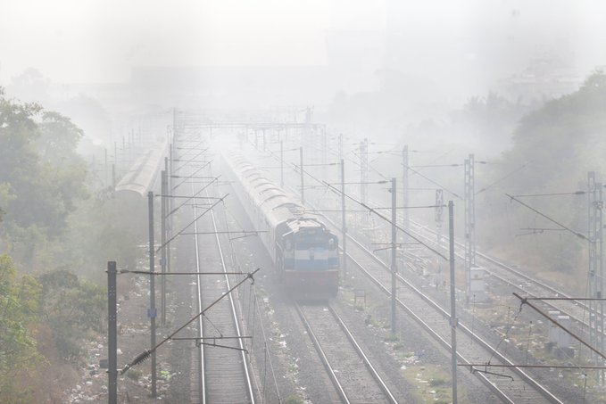 दाट धुक्यामुळे देशाच्या विविध भागातली रेल्वे सेवा विस्कळीत