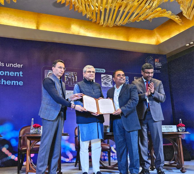 দেশে বৈদ্যুতিন সামগ্রী উৎপাদনের ক্ষেত্রে, কেন্দ্র, ইলেকট্রনিক্স কম্পোনেন্টস ম্যানুফ্যাকচারিং স্কিমের তৃতীয় ধাপে ২২টি নতুন প্রস্তাব অনুমোদন করেছে।