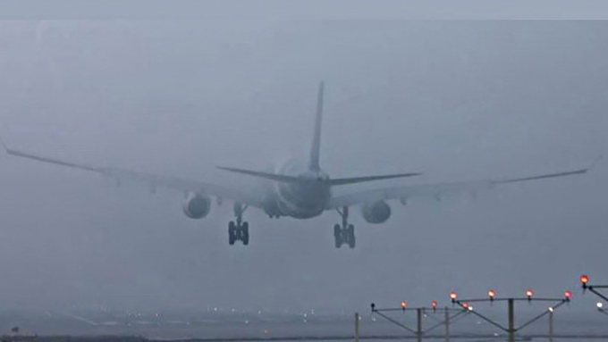 বাংলাদেশের ঢাকায় ঘন কুয়াশা ও কম দৃশ্যমানতার কারণে হযরত শাহজালাল আন্তর্জাতিক বিমানবন্দর থেকে ন’টি উড়ান অন্য বিমানবন্দরে ঘুরিয়ে দেওয়া হয়েছে