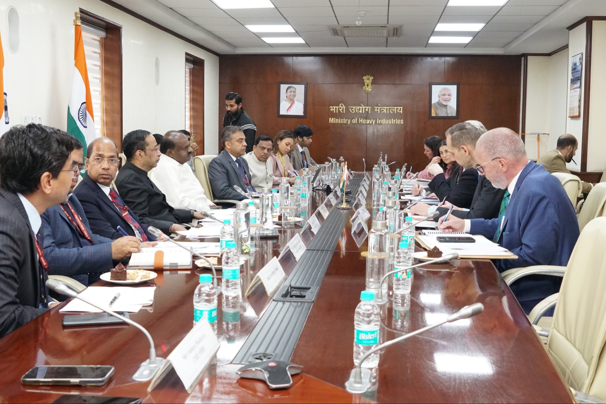 उद्योग और इस्पात मंत्री एच.डी. कुमारस्वामी ने कनाडा के प्राकृतिक संसाधन मंत्री टिम हॉजसन के साथ की उच्च स्तरीय बैठक