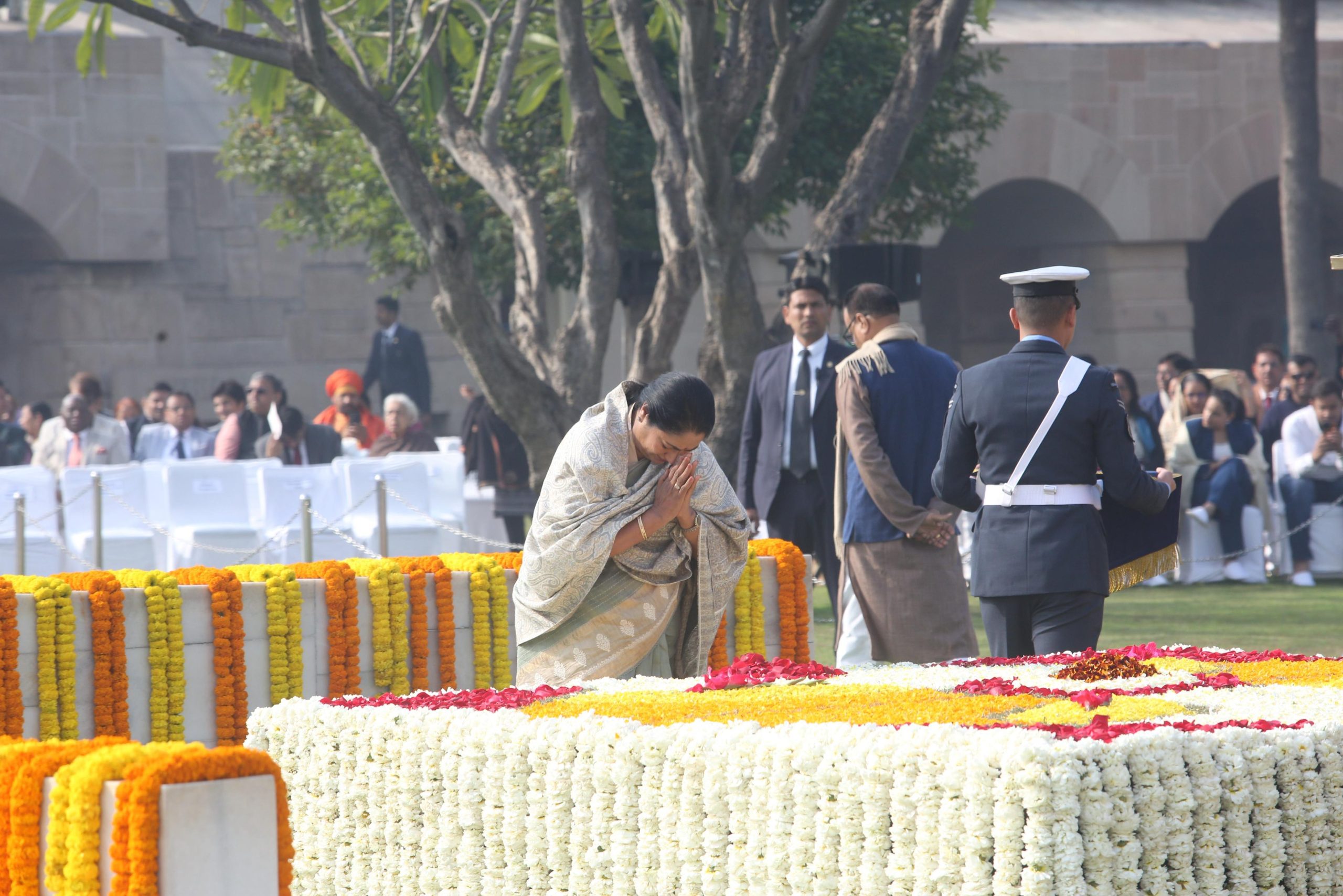 दिल्ली: उपराज्यपाल विनय कुमार सक्सेना और मुख्यमंत्री रेखा गुप्ता ने राजघाट पर राष्ट्रपिता महात्मा गांधी की पुण्यतिथि पर उन्हें श्रद्धांजलि अर्पित की