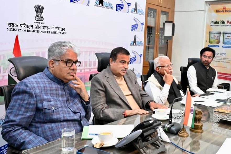 केंद्रीय मंत्री भूपेंद्र यादव, नितिन गडकरी, मनोहर लाल और जी किशन रेड्डी ने नई दिल्ली में एक अंतरमंत्रालयी बैठक में भाग लिया