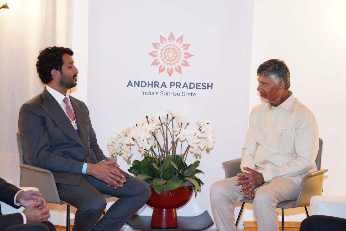 दावोस में आंध्र प्रदेश के मुख्यमंत्री चंद्रबाबू नायडू ने यूएई के आर्थिक एवं पर्यटन मंत्री से मुलाकात की