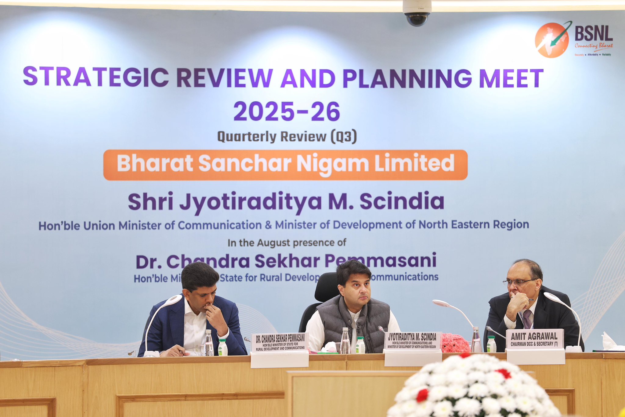 केंद्रीय संचार मंत्री ज्योतिरादित्य एम. सिंधिया ने बी.एस.एन.एल के प्रदर्शन की समीक्षा की