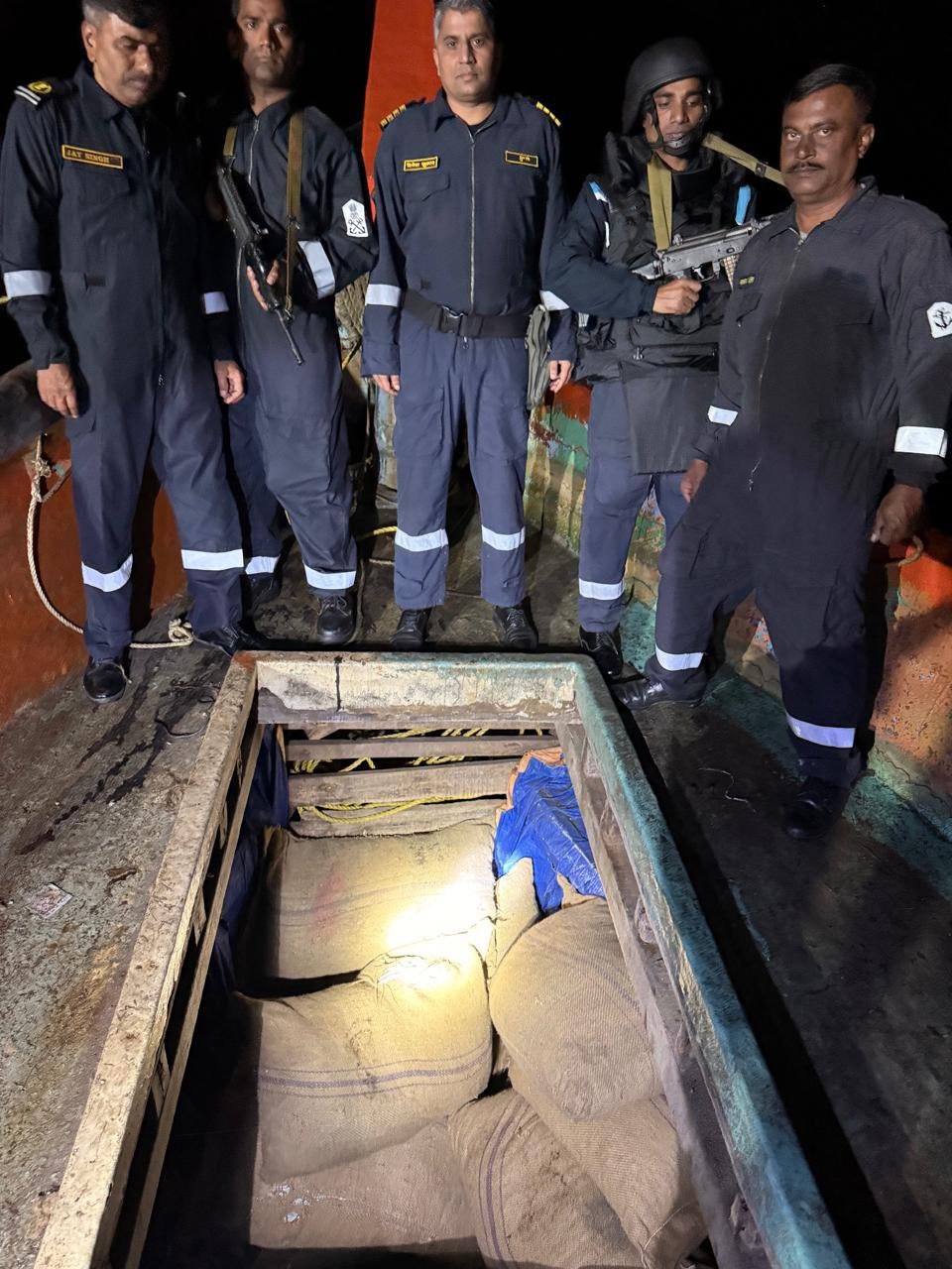 भारतीय तटरक्षक बल ने बांग्लादेश से सुपारी तस्करी में शामिल नौका जब्त की