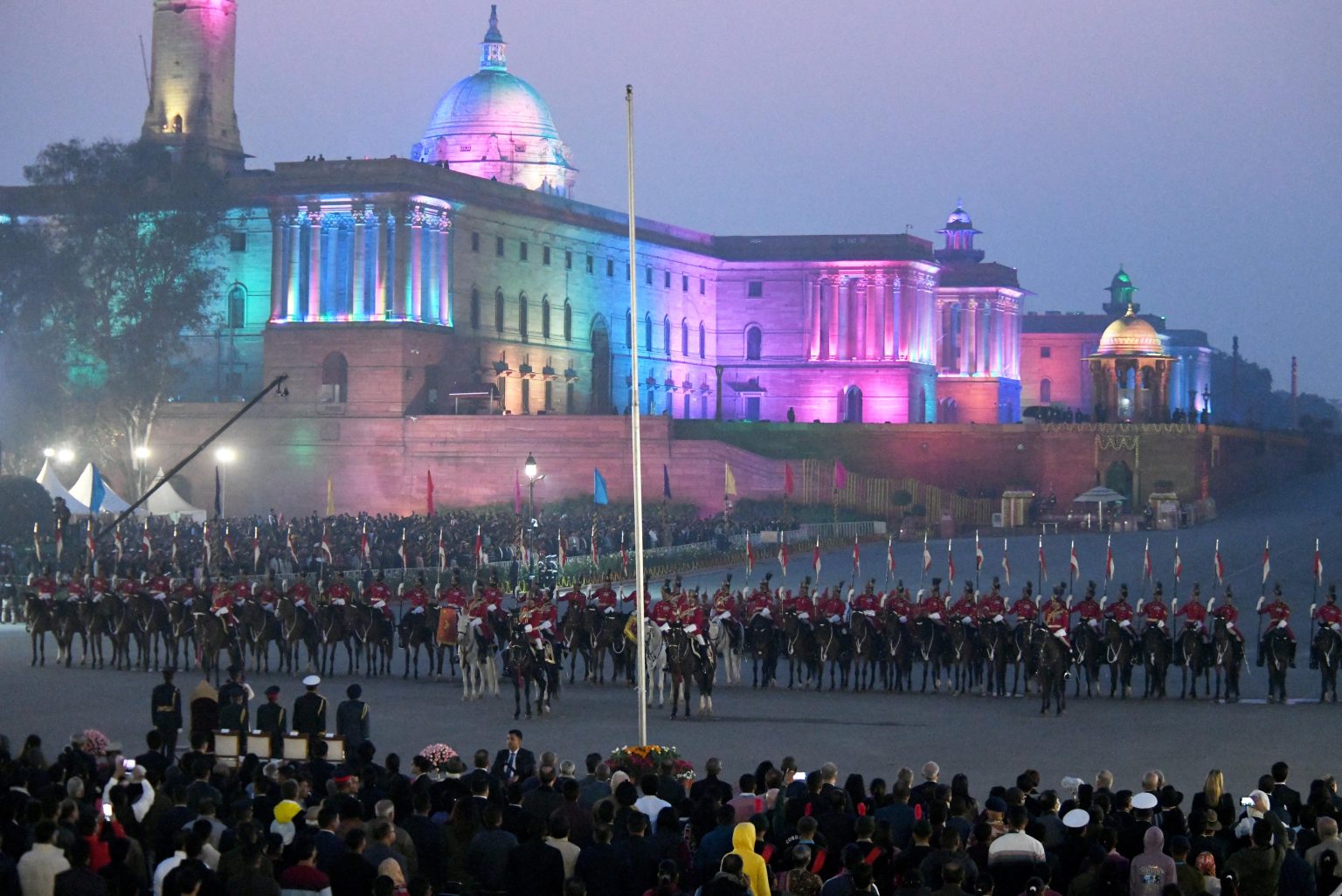 آج وجے چوک پر Beating Retreat Ceremony کی ریہرسل کی وجہ سے نئی دلّی کے کچھ حصوں میں ٹریفک سے متعلق کچھ پابندیاں عائد رہیں گی۔