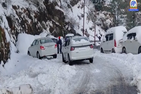Heavy Snowfall Closes 1,291 Roads Across Himachal Pradesh