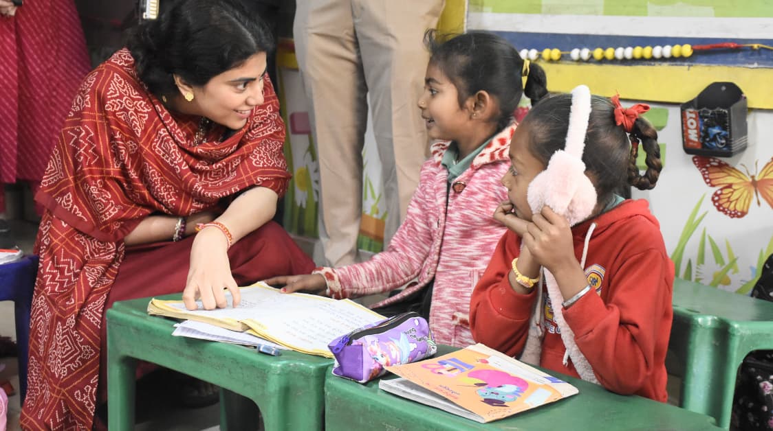 પ્રાથમિક, માધ્યમિક અને પ્રૌઢ શિક્ષણ રાજ્યમંત્રી રિવાબા જાડેજાએ આજે સુરેન્દ્રનગરમાં મૂળી તાલુકાની ટીડાણા પ્રાથમિક શાળાની મુલાકાત લીધી.