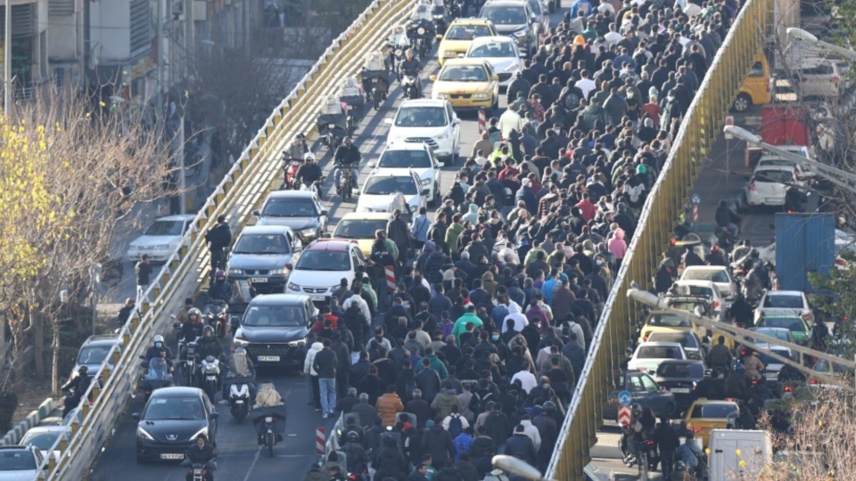 ایران میں مظاہرین نے ملک بھر میں عوامی اِملاک پر حملے کئے ہیں۔ پروازیں منسوخ کردی گئی ہیں اور انٹرنیٹ بند کردیا گیا ہے۔ خامنہ ای نے بدامنی کیلئے امریکی صدر ڈونلڈ ٹرمپ کو موردِ الزام ٹھہرایا ہے