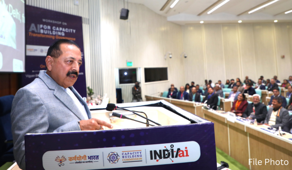 عملہ، عوامی شکایات اور پنشن کے وزیر مملکت ڈاکٹر جتیندر سنگھ نے آج کہا کہ مستقبل کیلئے تیار، جوابدہ اور موثر سرکاری انتظامیہ کیلئے مصنوعی ذہانت کو انسانی انٹلیجنس کے ساتھ مربوط کرکے ایک ہائبرڈ ماڈل بنانا اہمیت کا حامل ہوگا۔