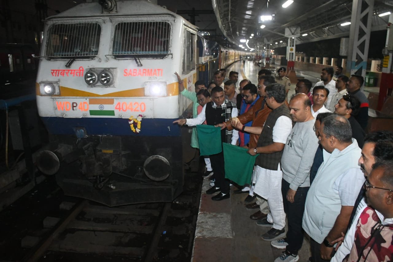 ‘સોમનાથ સ્વાભિમાન પર્વ’ની અમદાવાદના સાબરમતી રેલવે મથકેથી વેરાવળની વિશેષ ટ્રેનને સાંસદ દિનેશ મકવાણા, મેયર પ્રતિભા જૈને લીલીઝંડી આપી પ્રસ્થાન કરાવ્યું.