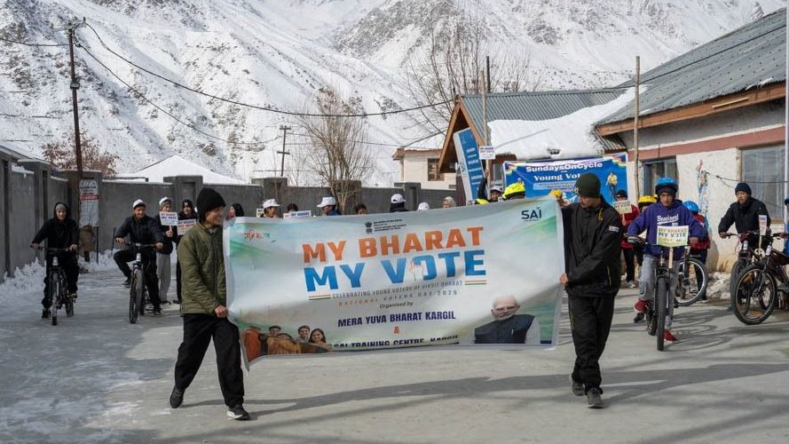 Kargil celebrates National Voters’ Day with great enthusiasm at Ice Hockey Ground
