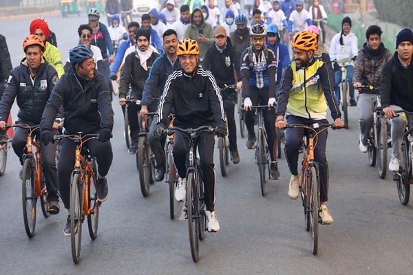 نوجوانوں کے امور اور کھیلوں کے مرکزی وزیر ڈاکٹر منسکھ مانڈویا نے آج صبح نئی دلّی میں ”فِٹ انڈیا آن سائیکل“ کے 56 ویں ایڈیشن میں حصہ لیا