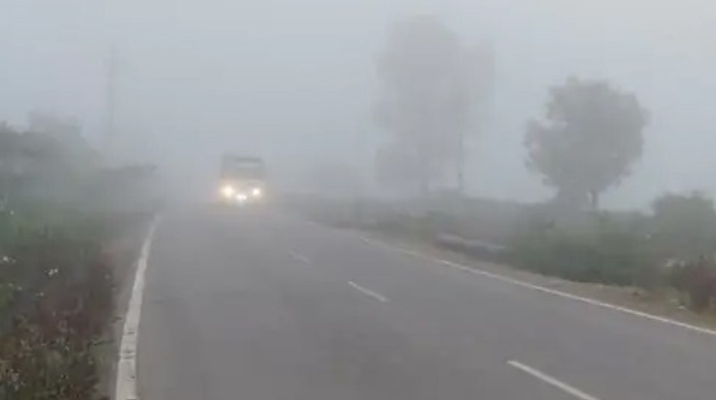 राजधानी दिल्ली में आज सुबह के समय कोहरा छाया रहा, कल सुबह भी घना कोहरा छाये रहने का संभावना
