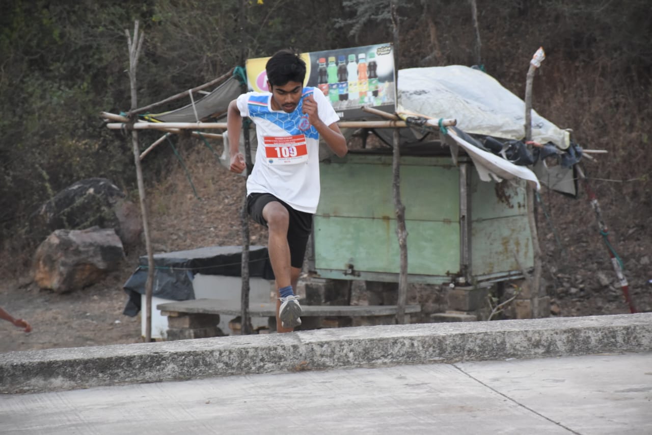 રાજકોટના ઓસમ ડુંગર  રાજ્યકક્ષાની છઠ્ઠી “ઓસમ આરોહણ – અવરોહણ” સ્પર્ધામાં વિવિધ જિલ્લાના 423 સ્પર્ધકોએ પોતાનું કૌવત બતાવ્યુ.