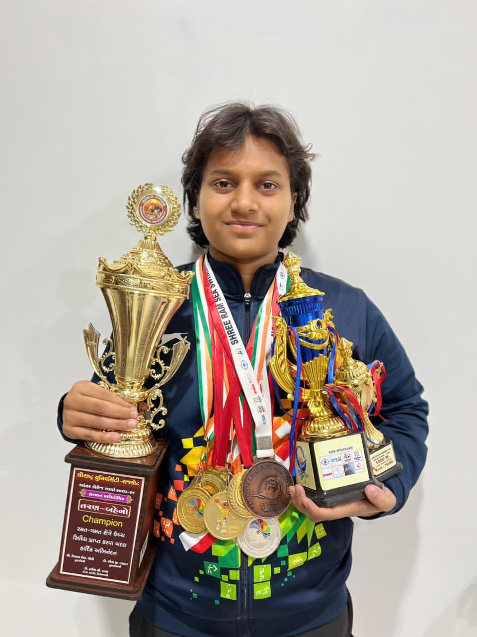 સૌરાષ્ટ્ર યુનિવર્સિટીની જસાણી કોલેજની વિદ્યાર્થિની પ્રીશા ટાંકે માત્ર એક મહિનામાં 8 ચંદ્રક તથા 3 ટ્રોફી જીતવાની પ્રશંસનીય સિદ્ધિ હાંસલ કરી.