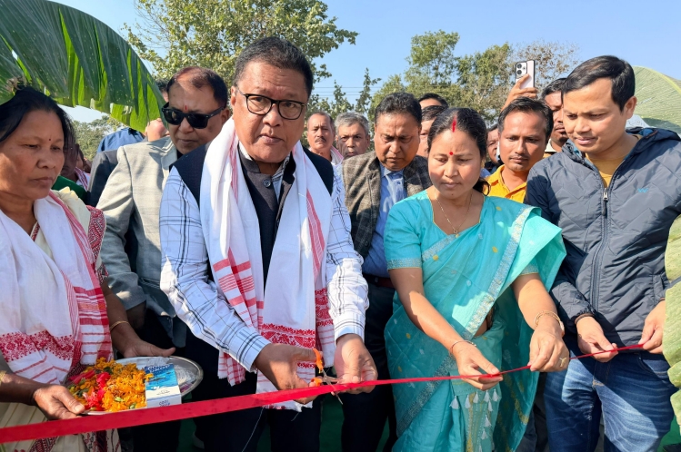 শিক্ষা মন্ত্ৰী ডাঃ ৰণোজ পেগুৰ ধেমাজিত কেইবাটাও পথৰ আধাৰশিলা স্থাপন