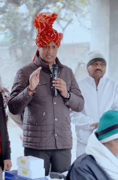 दिल्ली के मंत्री रविंद्र इंद्राज सिंह ने कम्युनिटी सेंटर में नागरिकों को सहायक उपकरण किए वितरित