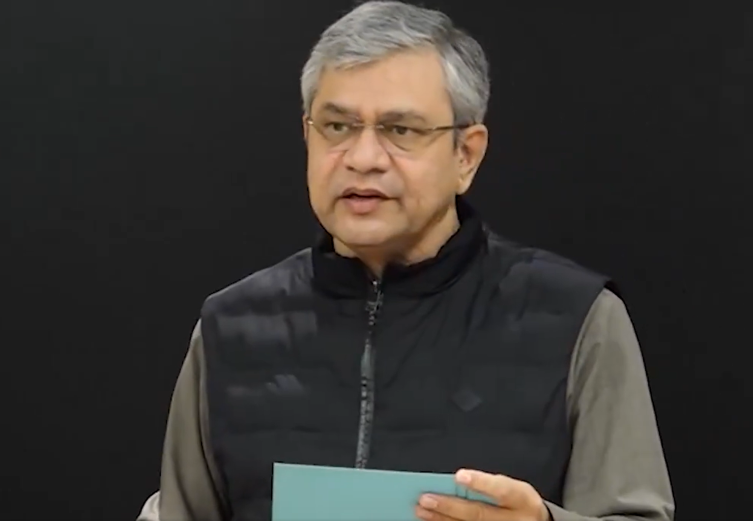 देश की पहली बुलेट ट्रेन 15 अगस्त 2027 से परिचालित होने की संभावना: रेल मंत्री अश्विनी वैष्‍णव