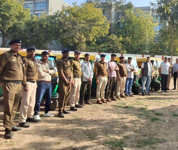 અમદાવાદના કાલુપુર રેલવે સ્ટેશન પર મુસાફરો સાથે ગેરવર્તણુંક કરનારા છ રિક્ષાચાલકો સામે રેલવે તંત્ર દ્વારા કાર્યવાહી