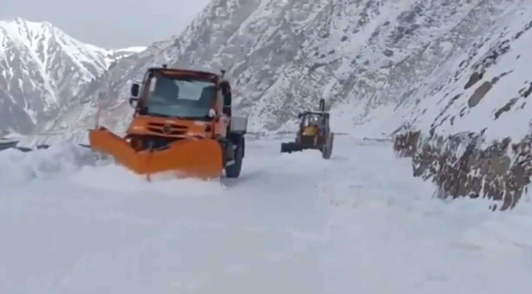 जम्मू और कश्मीर: सामरिक महत्‍व के मुगल रोड पर बर्फ हटाने का काम युद्ध स्तर पर जारी