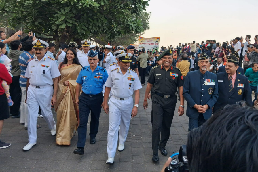 तिन्ही सैन्यदलांच्या निवृत्त अधिकाऱ्यांच्या विशेष संचलनाचं मरीन ड्राईव्ह इथं आयोजन